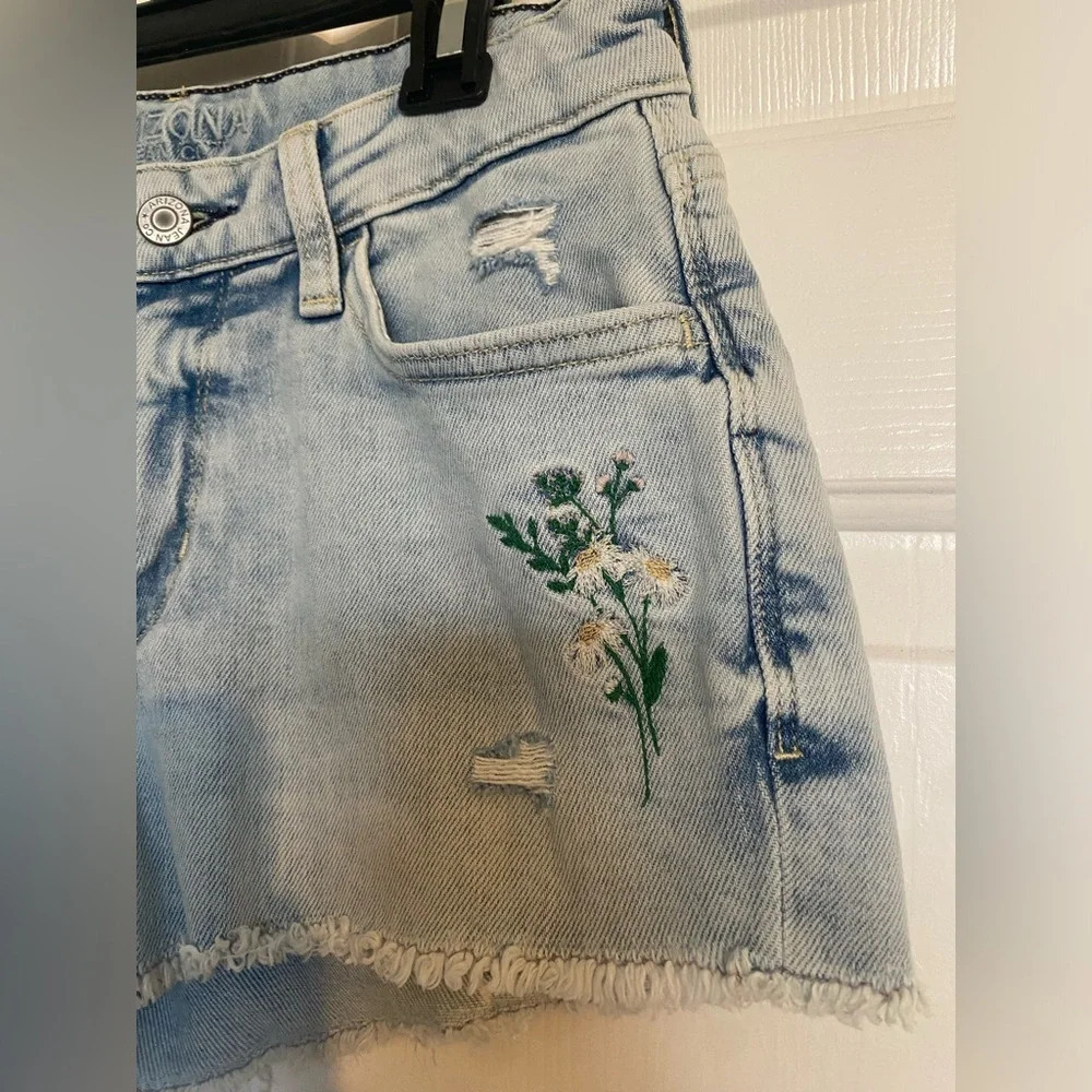 Arizona Jean Co Blue High Rise Embroidered Daisy Jeans Size 3 - Picture 2 of 5